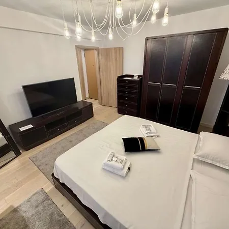 Апартаменти Cozy Modern Downtown By Managr Брашов